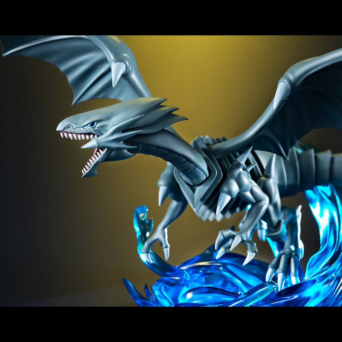 Blue Eyes White Dragon - Monsters Chronicle / Yu-Gi-Oh! duel monsters