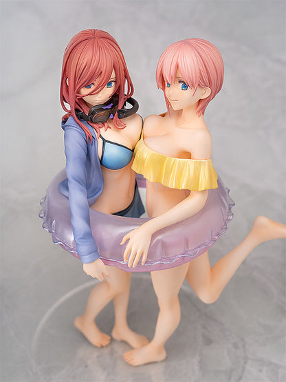 Ichika Nakano & Miku Nakano The Quintessential Quintuplets Wing