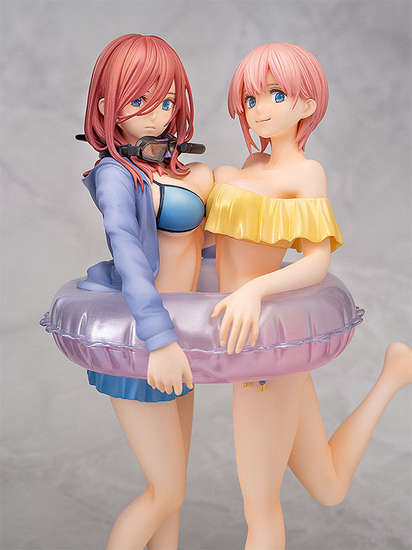 Ichika Nakano & Miku Nakano The Quintessential Quintuplets Wing