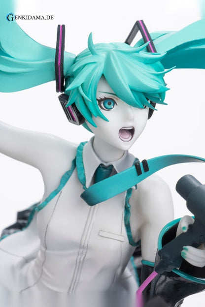 GoodSmile 20th Anniversary Book -Hatsune Miku Love is War Refine Ver.- (BOOK)